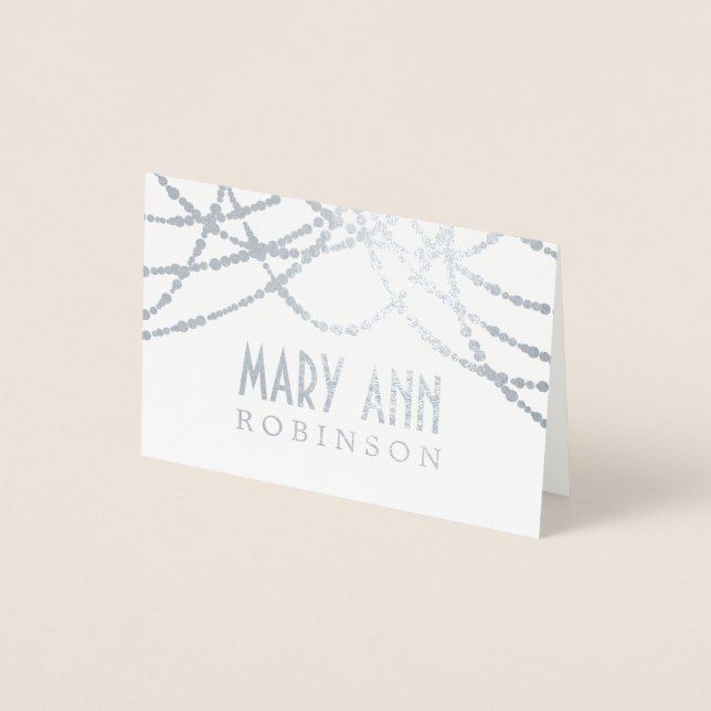 Art Deco Sitzende Platzkarte Silver String Lights Folienkarte (Vorderseite)