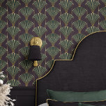 Art Deco Stilvoll Grün und Gold Tapete<br><div class="desc">Entspannen Sie mit diesem luxuriösen Tapete im Art-Déco-Stil. Das sich wiederholende Fanmotiv in satten Grün- und Goldtönen erinnert an den Glamour und die Eleganz der 20er Jahre. Dieses Design aus Schale und Stock verleiht jedem Zimmer eine Touch Vintager Eleganz,  vom stilvollen Wohnzimmer bis zum eleganten Schlafzimmer.</div>