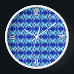Art Deco Tapete Muster - Kobalt blau und weiß Wanduhr<br><div class="desc">Vintage Tapeten im Art-Déco-Stil mit Fliesen,  türkisfarbene,  weiße und aquamarine Farbtöne mit solidem kobaltblauen Hintergrund</div>