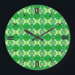 Art-Deco-Tapeten - Muster in Grün und Weiß Große Wanduhr<br><div class="desc">Ein Vintages,  Art-Déco-Tapete/Fliesenmuster - die Farbtöne sind hell grün und Limon mit Weiß auf einem soliden smaragdgrünen Hintergrund</div>