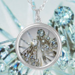 Art Deco Vintag Rhinestones Retro Glam Versilberte Kette<br><div class="desc">Hinzu kommt ein Retro-Glam-Stil mit Vintagen Art-Déco-Kristall-Ohrringen auf einer schicken,  glamourösen Anhängerhalskette. Es macht Spaß,  Eleganz und Glamour zu verbinden,  indem man einfach das Ritz mit diesem eleganten und glamourösen Schmuck anzieht. Es ist schön und macht Spaß. Dieses Bild ist eine Originalfotografie von JLW_FOTOGRAFIE.</div>