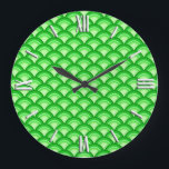 Art Deco Wellenmuster - Jade grün Große Wanduhr<br><div class="desc">Ein Art-Déco-Muster,  das auf dem traditionellen Wellenmuster basiert,  das in japanischen Textilien häufig vorkommt,  in den Farben des Jade,  von hellen Sellergrün bis hin zu tiefgrünem Smaragdgrün</div>