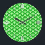 Art Deco Wellenmuster - Jade grün Große Wanduhr<br><div class="desc">Ein Art-Déco-Muster,  das auf dem traditionellen Wellenmuster basiert,  das in japanischen Textilien häufig vorkommt,  in den Farben des Jade,  von hellen Sellergrün bis hin zu tiefgrünem Smaragdgrün</div>