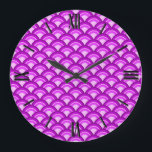 Art Deco-Wellenmuster - violett und orchid Große Wanduhr<br><div class="desc">Ein Art-Déco-Muster,  das auf dem traditionellen Wellenmuster basiert,  das häufig in japanischen Textilien zu sehen ist,  in Violett- und Orchideenrosa - digital verbessert für einen erhöhten,  emaillierten Effekt.</div>