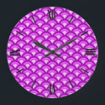 Art Deco-Wellenmuster - violett und orchid Große Wanduhr<br><div class="desc">Ein Art-Déco-Muster,  das auf dem traditionellen Wellenmuster basiert,  das häufig in japanischen Textilien zu sehen ist,  in Violett- und Orchideenrosa - digital verbessert für einen erhöhten,  emaillierten Effekt.</div>