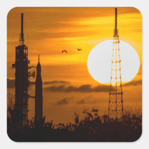 Artemis Moon Rocket bei Morgendämmerung Quadratischer Aufkleber