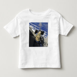 Artillerist-Kamerad, der ein Maschinengewehr mit Kleinkind T-shirt