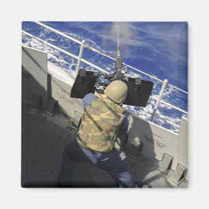 Artillerist-Kamerad, der ein Maschinengewehr mit Magnet