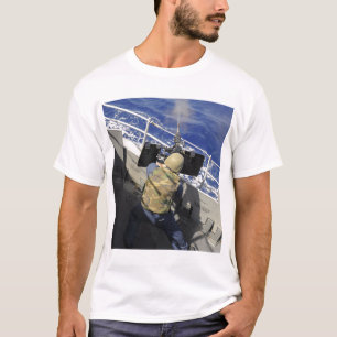 Artillerist-Kamerad, der ein Maschinengewehr mit T-Shirt