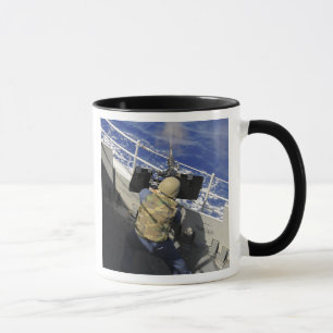 Artillerist-Kamerad, der ein Maschinengewehr mit Tasse