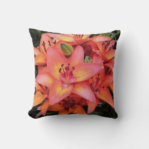 Artisitc Coral Colored Garden Lilies Kissen