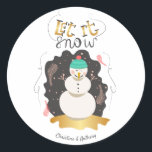 Artistic Snowman Let it Snow Christmas Runder Aufkleber<br><div class="desc">Retro Snowman mit Gold Let it Snow und rosa Federn machen für einen eklektischen Urlaubsticker.</div>