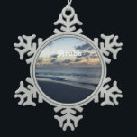 Aruba-Perfektion Schneeflocken Zinn-Ornament<br><div class="desc">Dämmerung auf dem Strand in Aruba mit Wolken im Himmel auf dem Horizont.</div>