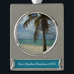 Aruban Beach I Beautiful Nature Szene Banner-Ornament Silber<br><div class="desc">Manchmal will man einfach, an einen warmen und tropischen Ort zu gelangen, und dieses Bild fasst das Erlebnis zusammen. Diese tropische Szene zeigt den weißen Sandstrand von Aruba mit Kokospalmen. Karo in unserem Laden für ruhigere Fotos am Strand. Dieses Bild ist auch als Widescreen-Tapete "Aruban Beach I" von www.mlewallpapers.com zu...</div>