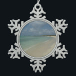 Aruban Beach II Schöne Landschaft Schneeflocken Zinn-Ornament<br><div class="desc">Manchmal will man einfach, an einen warmen und tropischen Ort zu gelangen, und dieses Bild fasst das Erlebnis zusammen. Diese tropische Szene zeigt den weißen Sandstrand von Aruba. Karo in unserem Shop für schönere Fotos von karibischen Stränden. Dieses Bild ist auch als Widescreen-Tapete "Aruban Beach II" von MLeWallpapers.com zu sehen....</div>