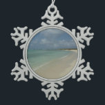 Aruban Beach II Schöne Landschaft Schneeflocken Zinn-Ornament<br><div class="desc">Manchmal will man einfach, an einen warmen und tropischen Ort zu gelangen, und dieses Bild fasst das Erlebnis zusammen. Diese tropische Szene zeigt den weißen Sandstrand von Aruba. Karo in unserem Shop für schönere Fotos von karibischen Stränden. Dieses Bild ist auch als Widescreen-Tapete "Aruban Beach II" von MLeWallpapers.com zu sehen....</div>