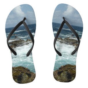 Arubas Felsküste und blauer Ozean Flip Flops