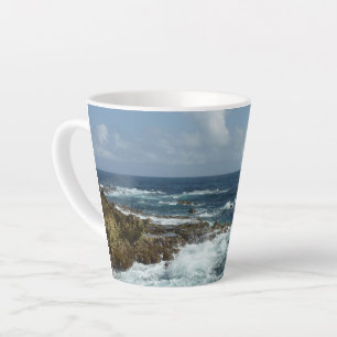 Arubas Felsküste und blauer Ozean Milchtasse