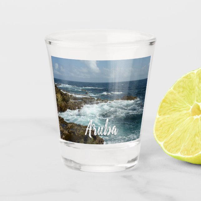 Arubas Felsküste und blauer Ozean Schnapsglas (Vorderseite)