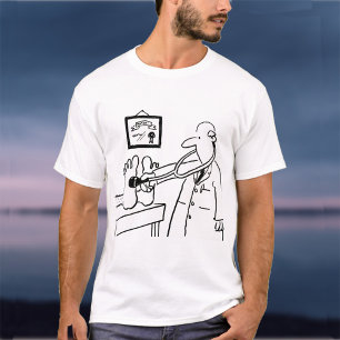 Arzt mit Stethoskop überprüft Füße T-Shirt