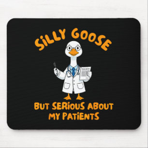 Arztassistent alberner Gans ernsthaft über Mousepad