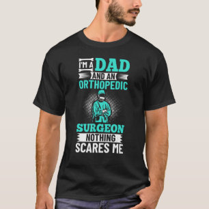 Ärzte mit Knochenspezialist und Orthopädistischer T-Shirt