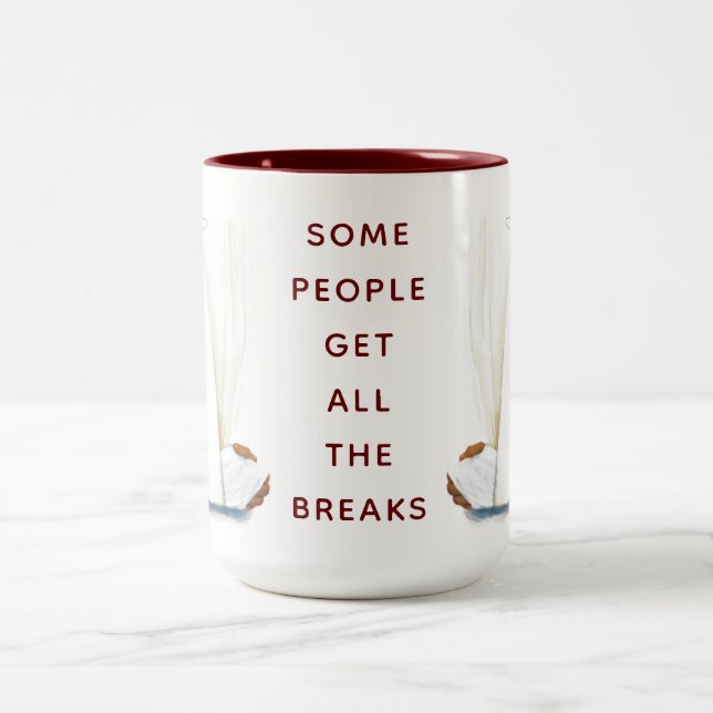 Ärztin oder Krankenschwester gibt Zwei-Tonen-Kaffe Zweifarbige Tasse (Mittel)