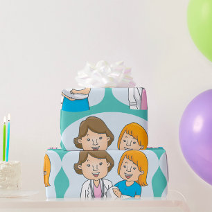 Ärztin und neue Mutter mit Babywaschpapier Geschenkpapier