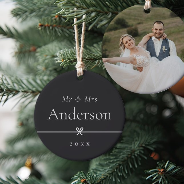 Asche | Einfaches Minimal Bow Wedding Foto Keramik Ornament (Von Creator hochgeladen)
