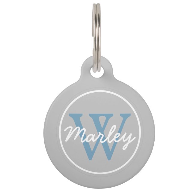Asche Grau und Carolina Blue Monogram Tiernamensmarke (Vorderseite)