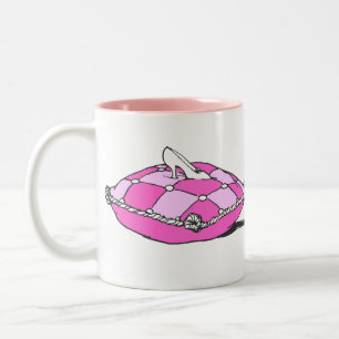 Ascheneintel Schlupfschuh auf rosa Kissen Vintage- Zweifarbige Tasse