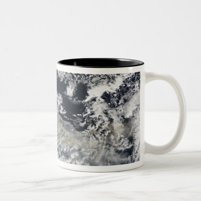 Aschewolke vom Vulkan Eyjafjallajokull Zweifarbige Tasse (Rechts)