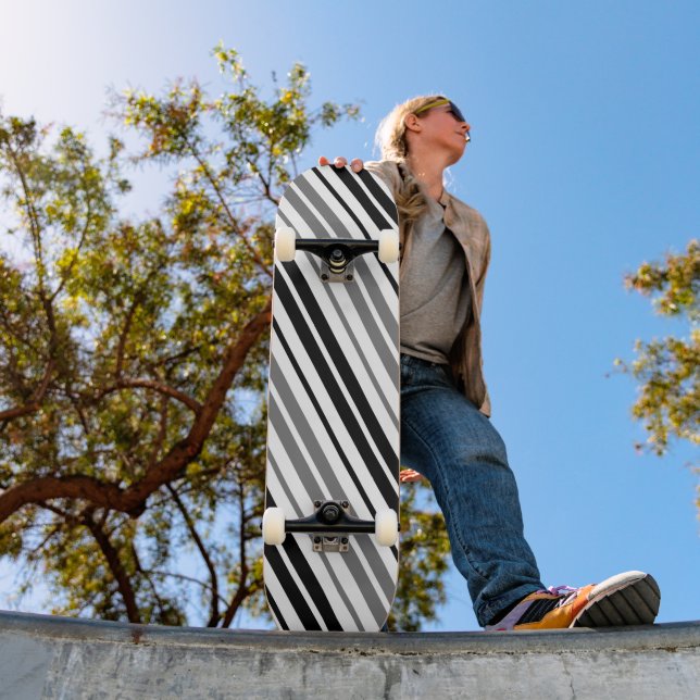 Aschgrau Schwarz Weiß Streifen Muster   Skateboard (Außen 1)