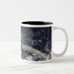Ash Plume aus Soufriere Hills, Montserrat Zweifarbige Tasse