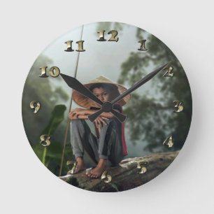 Asian Boy Fishing Runde Wanduhr