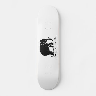 Asiatische Elefanten vor thailändischem Elefanten Skateboard