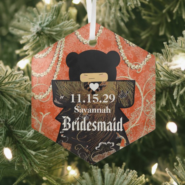 Asiatische Kimono Bridesmaid gibt Korallenveränder Ornament Aus Glas (Insitu)