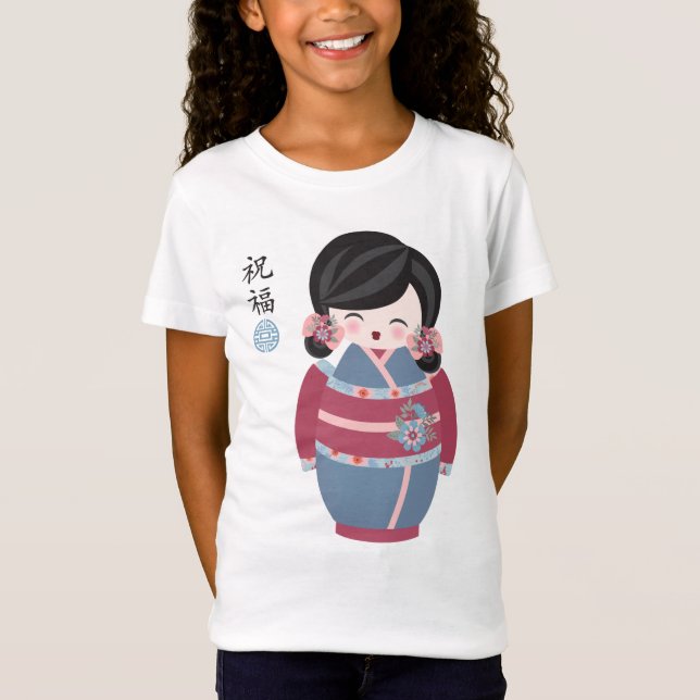 Asiatische Kokeshi-Puppe in einem blumenreichen Ki T-Shirt (Vorderseite)