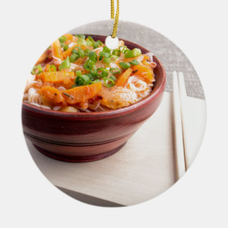 Asiatische Nahrung der Nahaufnahme der Reisnudeln Keramikornament