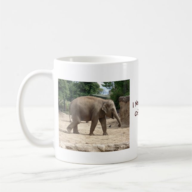 Asiatischer Elefant, der auf Sand-Tasse oder Glas Kaffeetasse (Links)