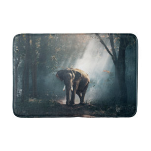 Asiatischer Elefant in einem sonnenbeleuchteten Wa Badematte