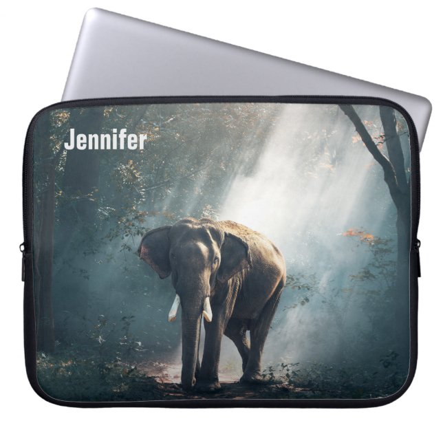 Asiatischer Elefant in einem sonnenbeleuchteten Wa Laptopschutzhülle (Vorderseite)