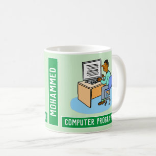 Asiatischer männlicher Computerprogrammierer mit N Kaffeetasse