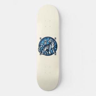 Asiatischer männlicher Türkis Tiger Skateboard