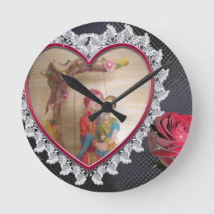 Asiatisches Hochzeitskaffee zum Heart Swing Art Pr Runde Wanduhr