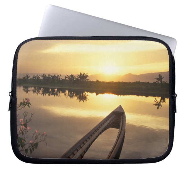 Asien, Birma (Myanmar) Gesunkenes Fischerboot Laptopschutzhülle (Vorderseite)