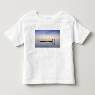 Asien, Burma, (Myanmar) Fischerboot gespiegelt auf Kleinkind T-shirt