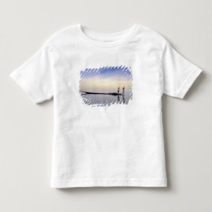 Asien, Burma, (Myanmar) Fischerboot gespiegelt auf Kleinkind T-shirt