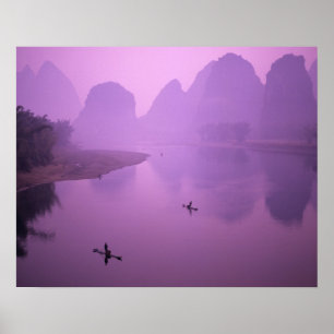 Asien, China, Guanxi, Yangshou. Fischer auf einem Poster