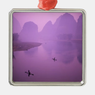 Asien, China, Guanxi, Yangshou. Fischer auf Floß Ornament Aus Metall